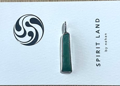 糸魚川翡翠　金山谷　シルバー925ペンダントトップ　細長いフリーフォーム　緑　24mm / Itoigawa Jadeite Silver Pendant