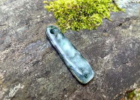 糸魚川翡翠　垂飾　圧搾翡翠　41mm / Itoigawa Jadeite SUISHOKU