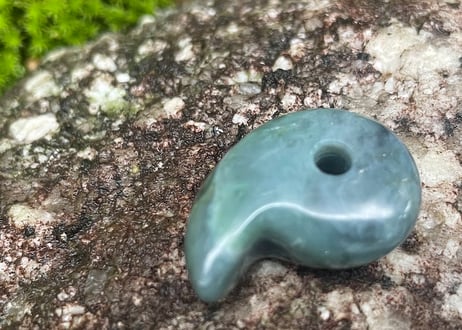 糸魚川ネフライト　勾玉　丸みのあるコンマ形　青灰緑　25mm / Itoigawa Nephrite MAGATAMA