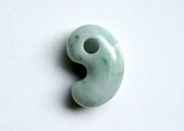 糸魚川翡翠　勾玉　ミルキーグリーン　21mm / Itoigawa Jadeite MAGATAMA