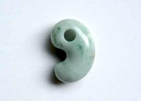 糸魚川翡翠　勾玉　ミルキーグリーン　21mm / Itoigawa Jadeite MAGATAMA