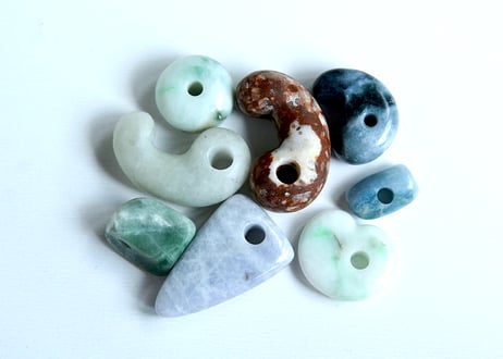 糸魚川翡翠　勾玉　黒白圧搾翡翠　20mm / Itoigawa Jadeite MAGATAMA