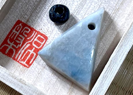 糸魚川翡翠　入りコン沢青翡翠 垂飾＋黒翡翠ビーズ　11.33g / Itoigawa Jadeite