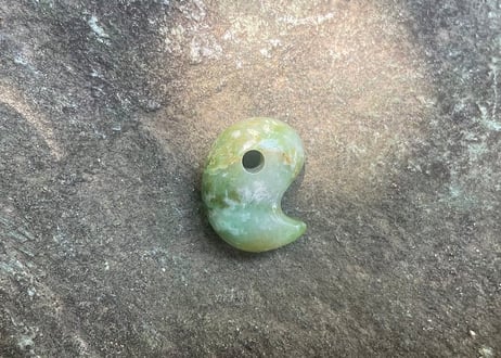 糸魚川翡翠　勾玉　若草色　18mm / Itoigawa Jadeite MAGATAMA