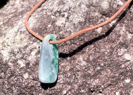 糸魚川翡翠　垂飾　鮮緑・ライトグレー　3.84g / Itoigawa Jadeite SUISHOKU