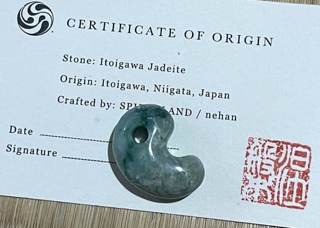 糸魚川翡翠　勾玉　ミントグリーン　24mm / Itoigawa Jadeite MAGATAMA