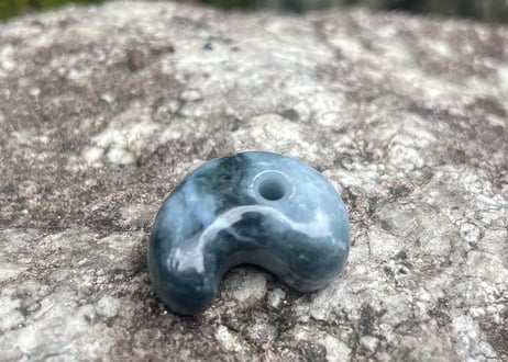 糸魚川翡翠　勾玉　黒白圧搾翡翠　20mm / Itoigawa Jadeite MAGATAMA