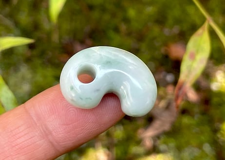 糸魚川翡翠　勾玉　ミルキーグリーン　21mm / Itoigawa Jadeite MAGATAMA