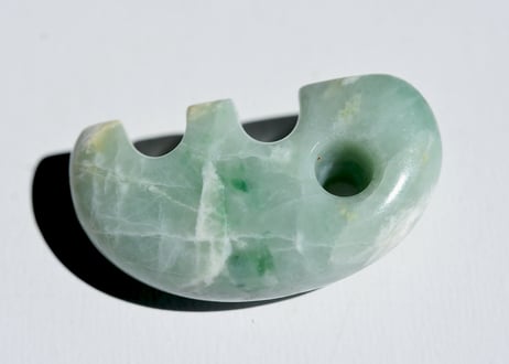 糸魚川翡翠　獣型勾玉　緑・透過　31mm / Itoigawa Jadeite Beast-Shaped MAGATAMA