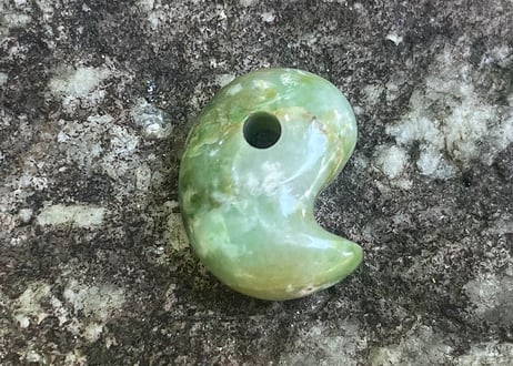 糸魚川翡翠　勾玉　若草色　18mm / Itoigawa Jadeite MAGATAMA