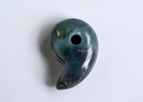 糸魚川ネフライト　勾玉　丸みのあるコンマ形　青灰緑　25mm / Itoigawa Nephrite MAGATAMA