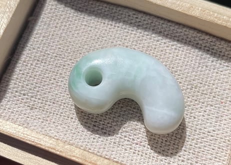 糸魚川翡翠　勾玉　白・淡緑　29mm / Itoigawa Jadeite MAGATAMA