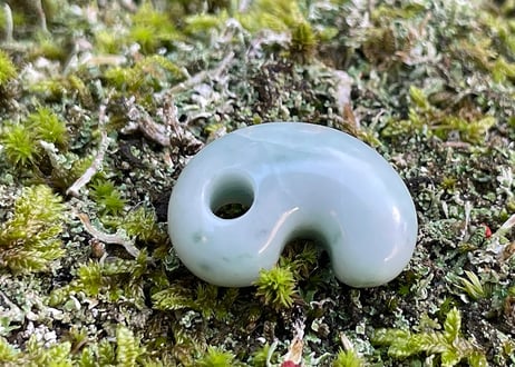 糸魚川翡翠　勾玉　ミルキーグリーン　21mm / Itoigawa Jadeite MAGATAMA
