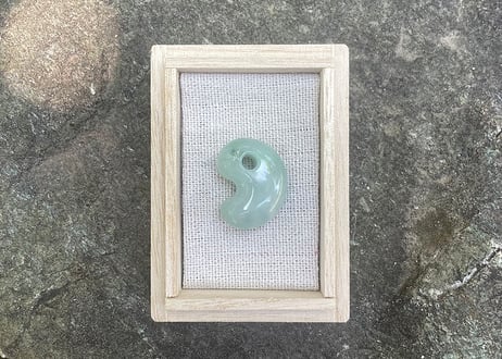 糸魚川翡翠　縄文型勾玉　ライトグリーン　25mm / Itoigawa Jadeite MAGATAMA