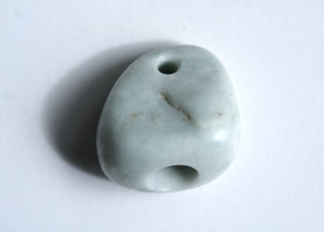 糸魚川翡翠　石笛　丸みのある造形　ごく淡い緑　30mm / Itoigawa Jadeite IWABUE