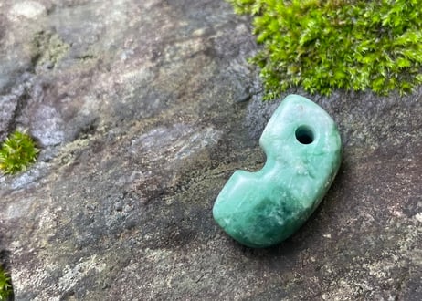 糸魚川翡翠　縄文型勾玉　ライトグリーン　27mm / Itoigawa Jadeite MAGATAMA