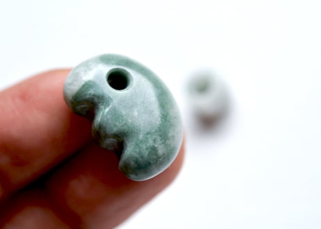 糸魚川翡翠　獣型勾玉＋翡翠ビーズ　5.88g / Itoigawa Jadeite Beast-Shaped MAGATAMA + Jadeite Bead