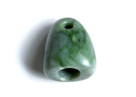 糸魚川ネフライト　石笛　丸みのある造形　緑　シルキーマット仕上げ　30mm / Itoigawa Nephrite IWABUE