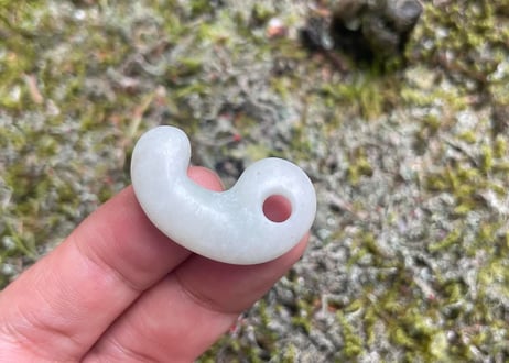 糸魚川翡翠　沖縄型勾玉　白翡翠・淡緑　28mm / Itoigawa Jadeite MAGATAMA
