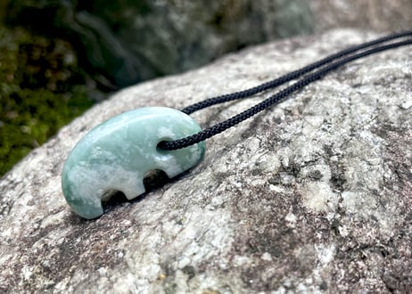 糸魚川翡翠　獣型勾玉　緑・透過　31mm / Itoigawa Jadeite Beast-Shaped MAGATAMA