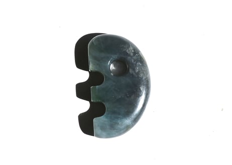 糸魚川ネフライト　獣型勾玉　深緑・青緑　27mm / Itoigawa Nephrite Beast-Shaped MAGATAMA