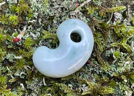 糸魚川翡翠　勾玉　ミルキーグリーン　21mm / Itoigawa Jadeite MAGATAMA