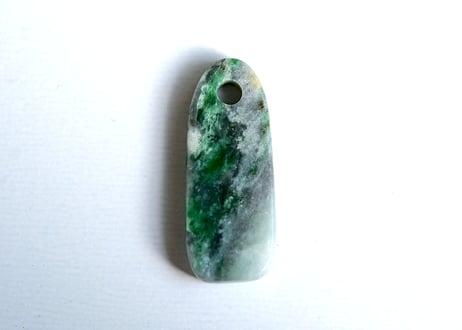 糸魚川翡翠　垂飾　鮮緑・ライトグレー　3.84g / Itoigawa Jadeite SUISHOKU