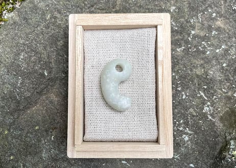糸魚川翡翠　沖縄型勾玉　白翡翠・淡緑　28mm / Itoigawa Jadeite MAGATAMA