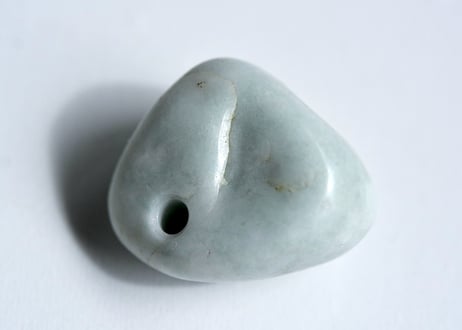 糸魚川翡翠　石笛　丸みのある造形　ごく淡い緑　30mm / Itoigawa Jadeite IWABUE
