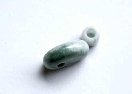 糸魚川翡翠　獣型勾玉＋翡翠ビーズ　5.88g / Itoigawa Jadeite Beast-Shaped MAGATAMA + Jadeite Bead