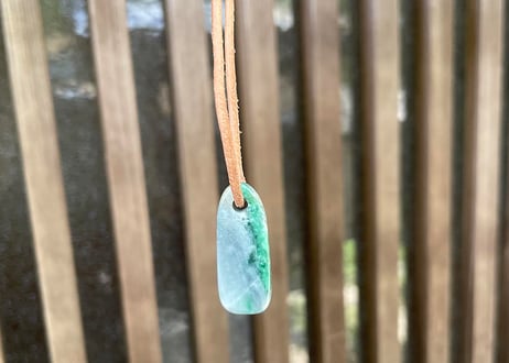 糸魚川翡翠　垂飾　鮮緑・ライトグレー　3.84g / Itoigawa Jadeite SUISHOKU