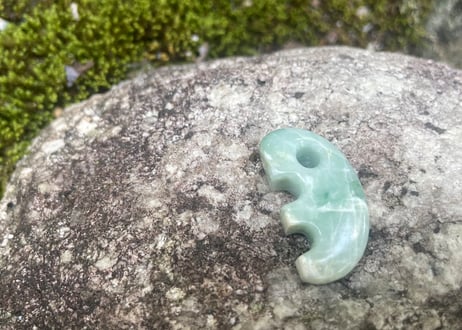 糸魚川翡翠　獣型勾玉　緑・透過　31mm / Itoigawa Jadeite Beast-Shaped MAGATAMA