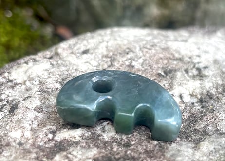 糸魚川ネフライト　獣型勾玉　深緑・青緑　27mm / Itoigawa Nephrite Beast-Shaped MAGATAMA
