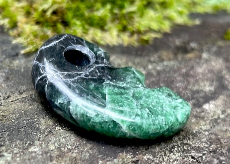 糸魚川翡翠　獣型勾玉　黒・鮮緑　26mm / Itoigawa Jadeite Beast-Shaped MAGATAMA