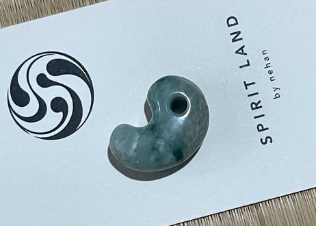 糸魚川翡翠　勾玉　ミントグリーン　24mm / Itoigawa Jadeite MAGATAMA