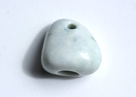 糸魚川翡翠　石笛　丸みのある造形　ごく淡い緑　30mm / Itoigawa Jadeite IWABUE