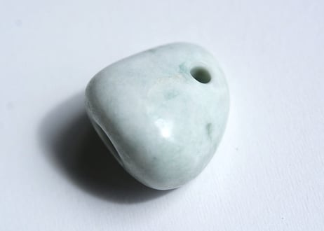 糸魚川翡翠　石笛　丸みのある造形　ごく淡い緑　30mm / Itoigawa Jadeite IWABUE