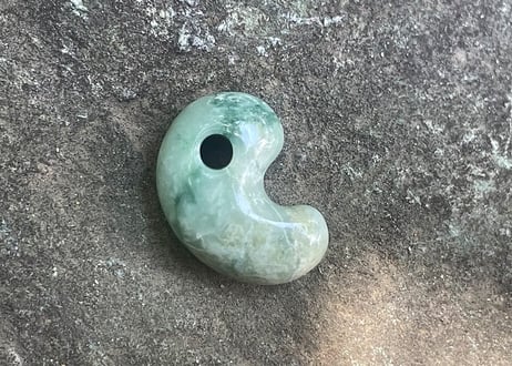 糸魚川翡翠　勾玉　ミントグリーン　24mm / Itoigawa Jadeite MAGATAMA