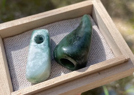 糸魚川翡翠　大珠　縄文期発掘品モチーフ　緑・乳白色　33mm / Itoigawa Jadeite TAISHU
