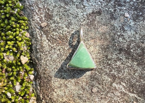 糸魚川翡翠　金山谷　シルバー925ペンダントトップ　三角形　ミントグリーン　11mm / Itoigawa Jadeite Silver Pendant