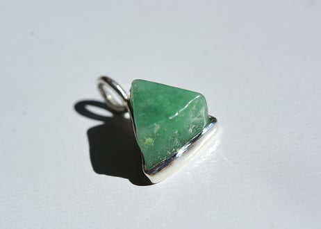 糸魚川翡翠　金山谷　シルバー925ペンダントトップ　三角形　ミントグリーン　11mm / Itoigawa Jadeite Silver Pendant