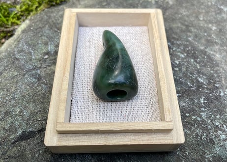 糸魚川ネフライト　石笛 IWABUE　深緑　39mm / Itoigawa Nephrite Japanese Stone Whistle