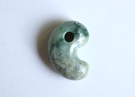 糸魚川翡翠　勾玉　ミントグリーン　24mm / Itoigawa Jadeite MAGATAMA