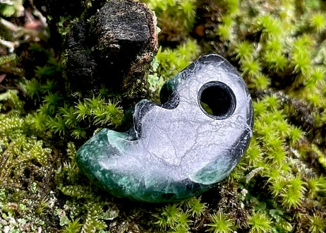 糸魚川翡翠　獣型勾玉　黒・鮮緑　26mm / Itoigawa Jadeite Beast-Shaped MAGATAMA