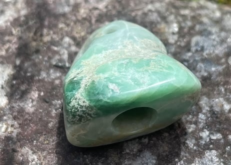 糸魚川翡翠　石笛　16.5g / Itoigawa Jadeite IWABUE