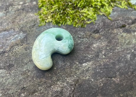 糸魚川翡翠　勾玉　ミントグリーン　24mm / Itoigawa Jadeite MAGATAMA
