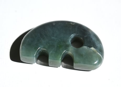 糸魚川ネフライト　獣型勾玉　深緑・青緑　27mm / Itoigawa Nephrite Beast-Shaped MAGATAMA
