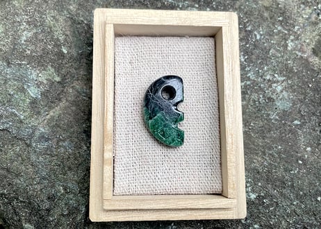 糸魚川翡翠　獣型勾玉　黒・鮮緑　26mm / Itoigawa Jadeite Beast-Shaped MAGATAMA