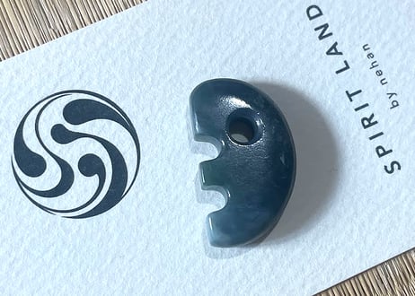糸魚川ネフライト　獣型勾玉　深緑・青緑　27mm / Itoigawa Nephrite Beast-Shaped MAGATAMA