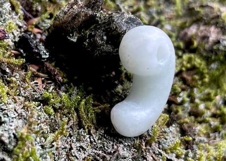 糸魚川翡翠　沖縄型勾玉　白翡翠・淡緑　28mm / Itoigawa Jadeite MAGATAMA
